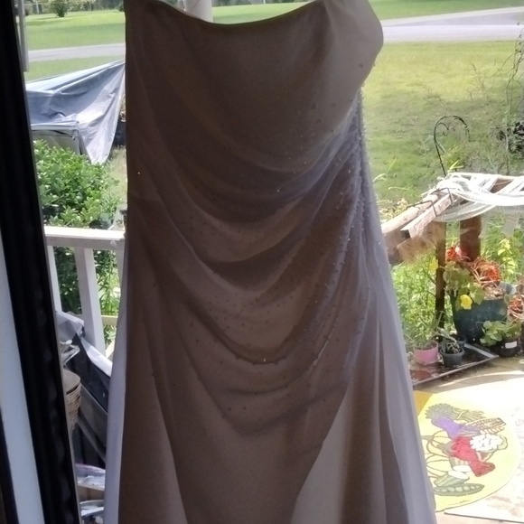 Davids Bridal wedding dress size 14 white with sequins and train - Picture 4 of 12